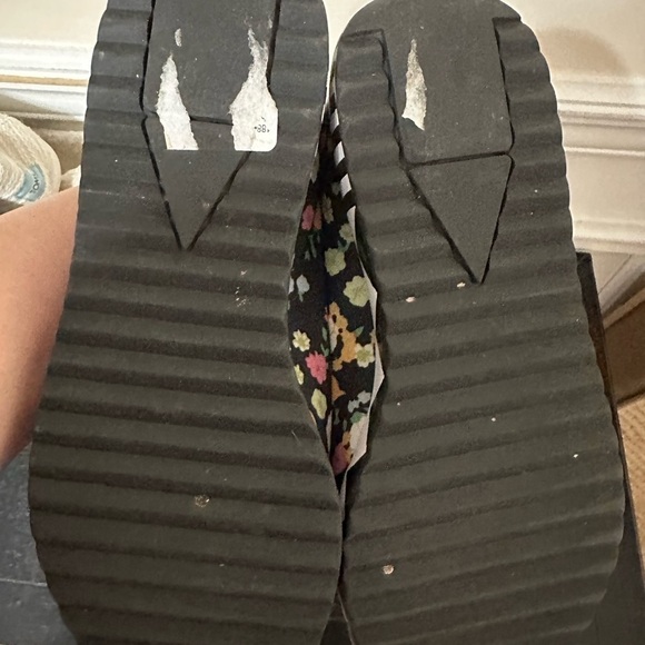 Authentic Tory Burch Black and Floral Women’s Sneakers Size 7 EUC - Picture 2 of 7